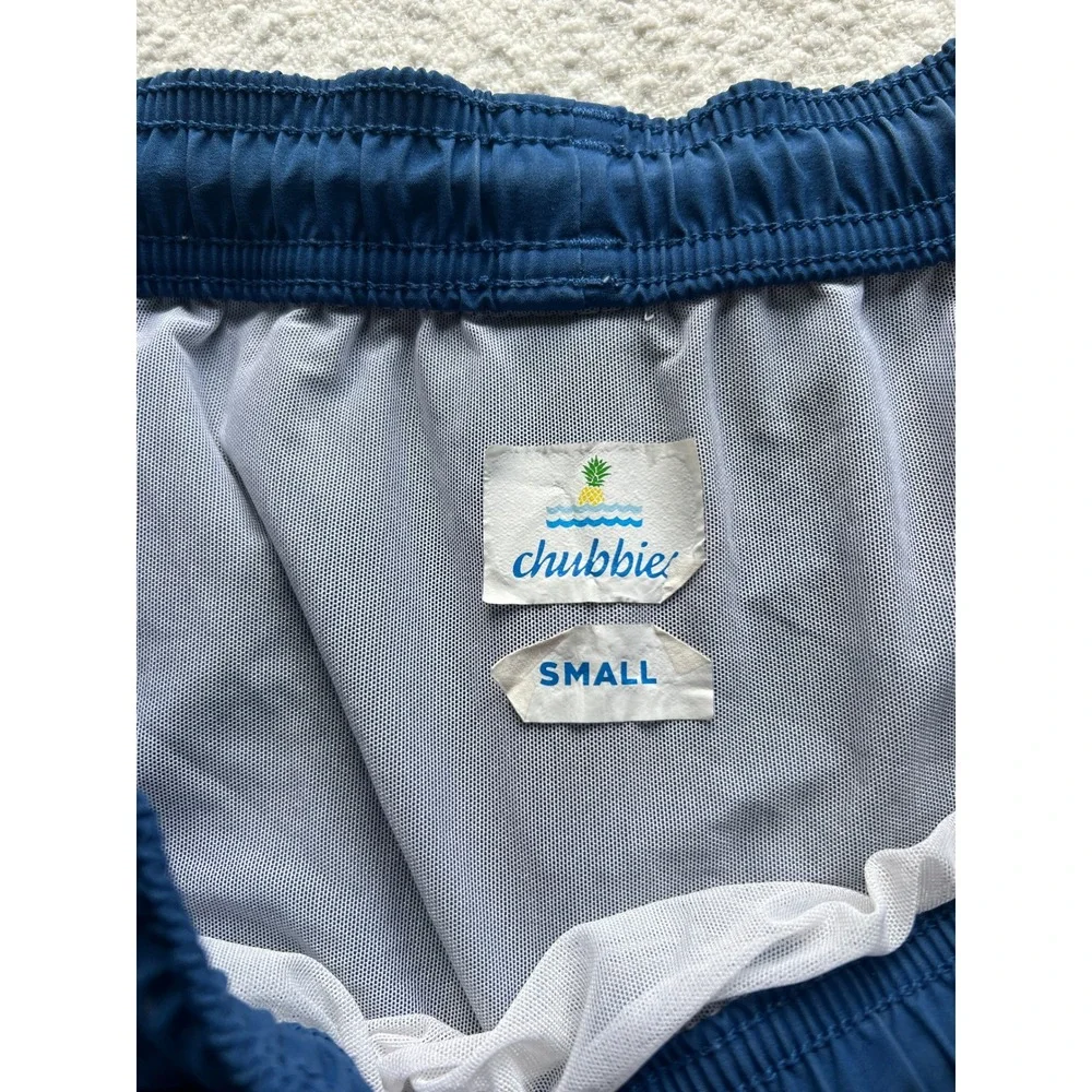 Chubbies Mens Swim Trunks Navy Blue Rainbow Stripe Mesh Liner Small 5.5 Inseam